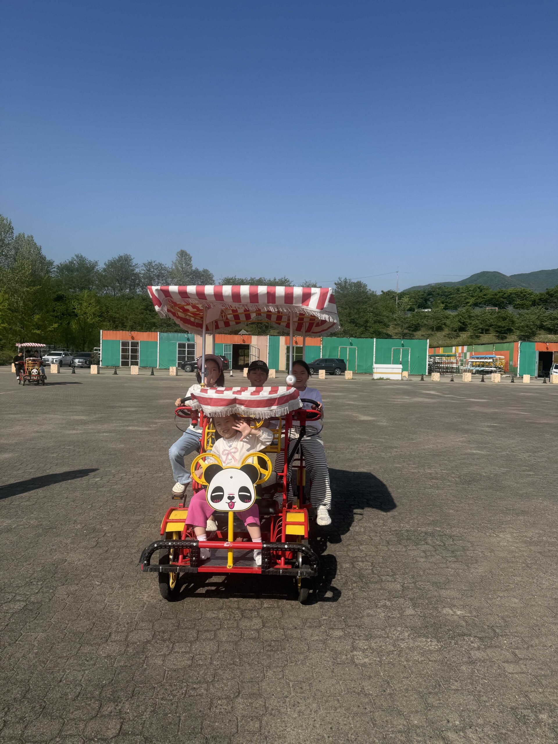 Misari Park Hanam panda-front pedal car driving across the rental yard