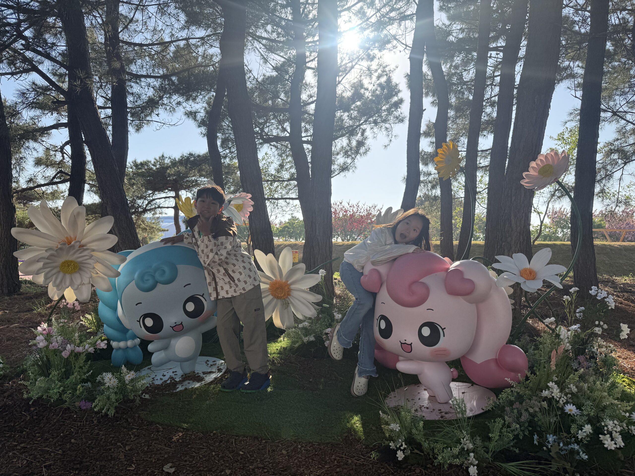 Tini-Ping characters with giant daisies at Taean Horticultural Therapy Expo
