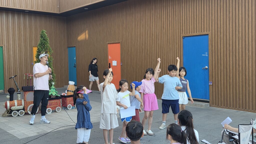 Camp host running an outdoor game with kids at Choihu Camping