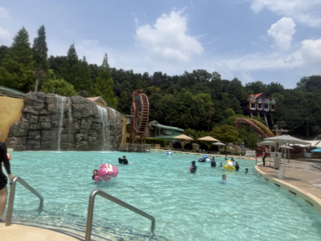 Wave pool at Caribbean Bay with kids during a wave cycle