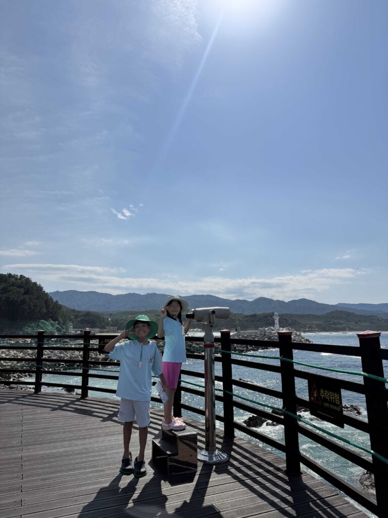 Kids using a coin telescope on a viewing deck along the Chogok Candlestick Rock Trail