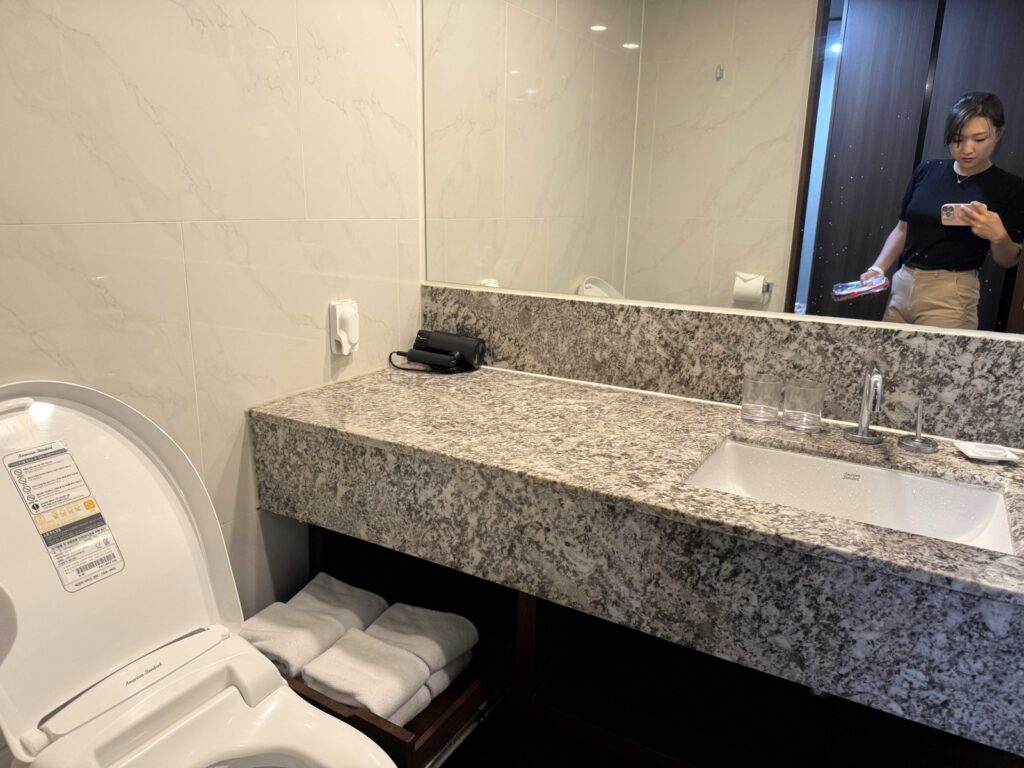 Hotel Aircity Jeju clean bathroom vanity
