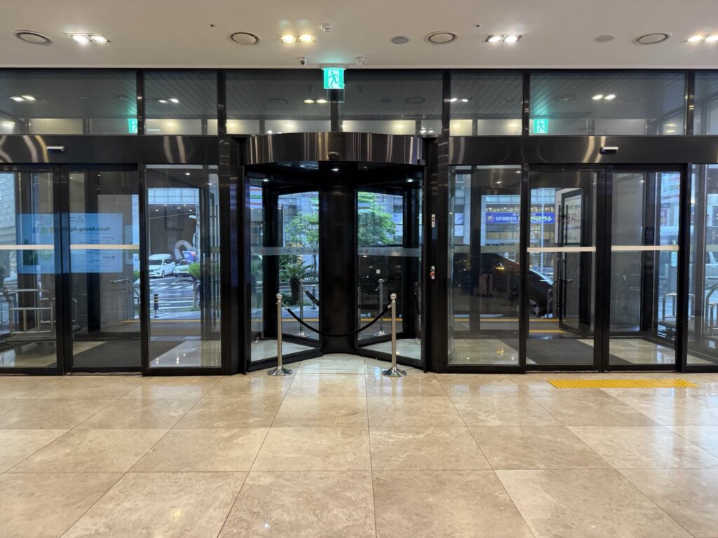 Hotel Aircity Jeju main entrance revolving doors