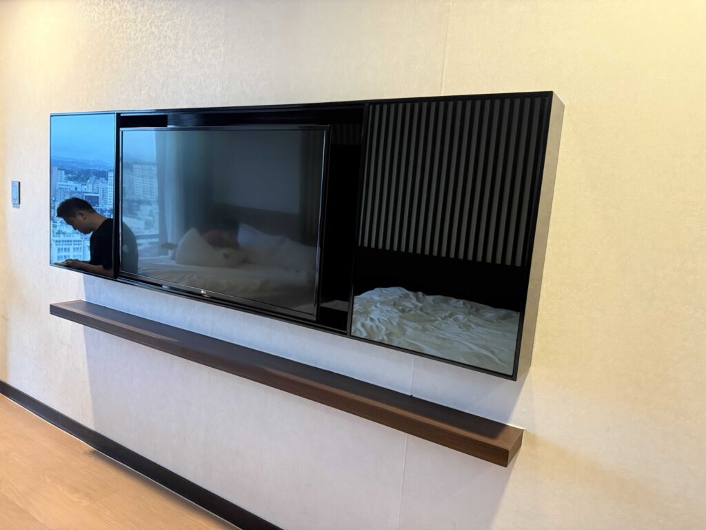 Hotel Aircity Jeju room TV and entertainment wall